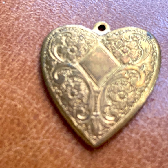 Vintage 1930s embossed heart pendant. Old patina brass. - Picture 1 of 4